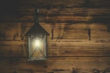 What Are the Best Types of Wall Hangings for a Cozy Atmosphere?