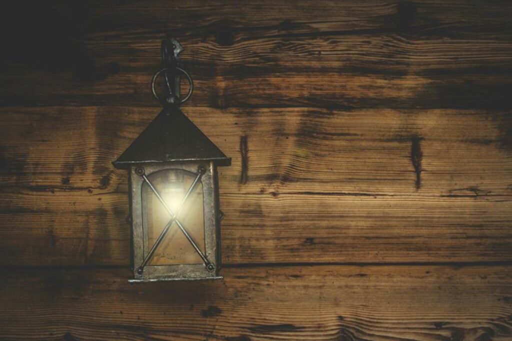 What Are the Best Types of Wall Hangings for a Cozy Atmosphere?